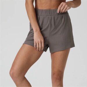 Vuori Pose Shorts Small in Chia